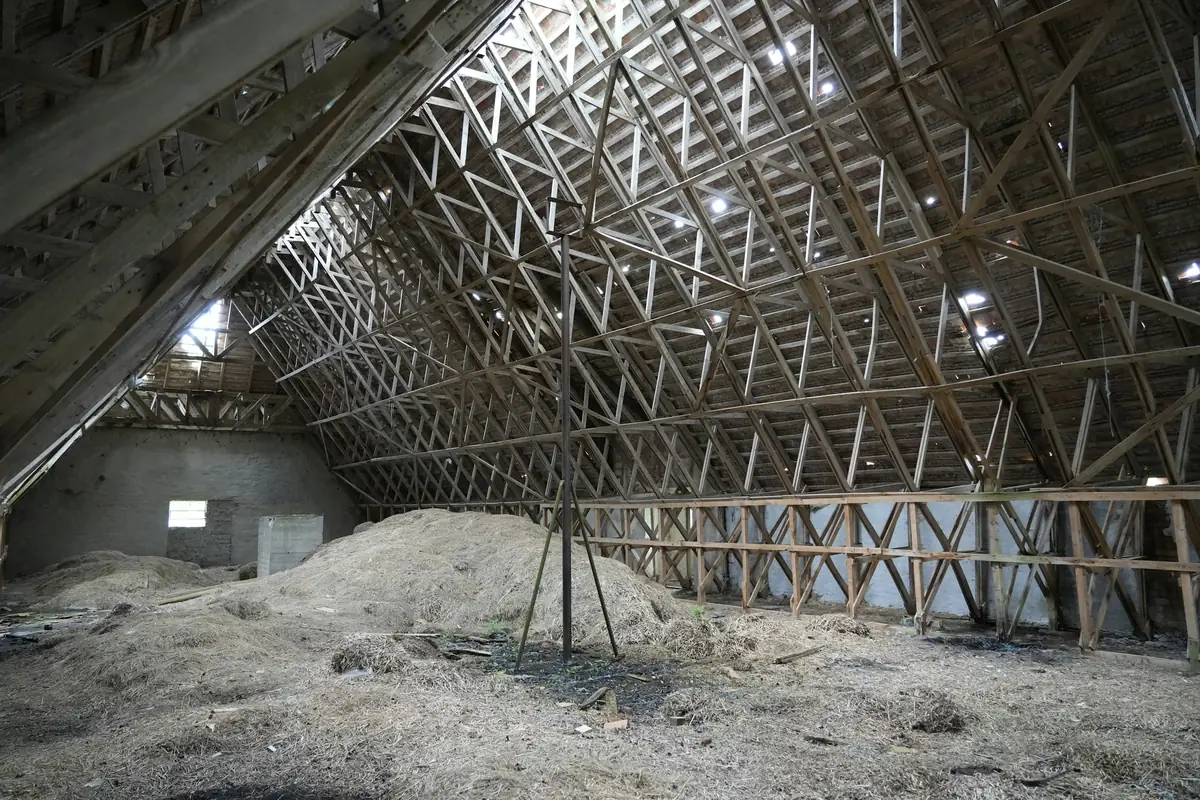 Grand comble sous une charpente légère, plancher couvert de matériau en vrac