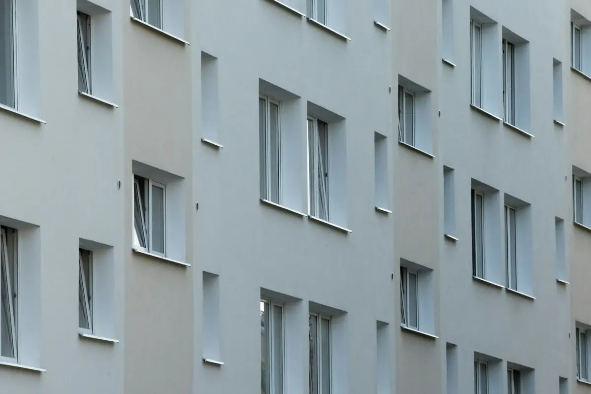 Façade enduite de blanc, rangées de fenêtres régulières