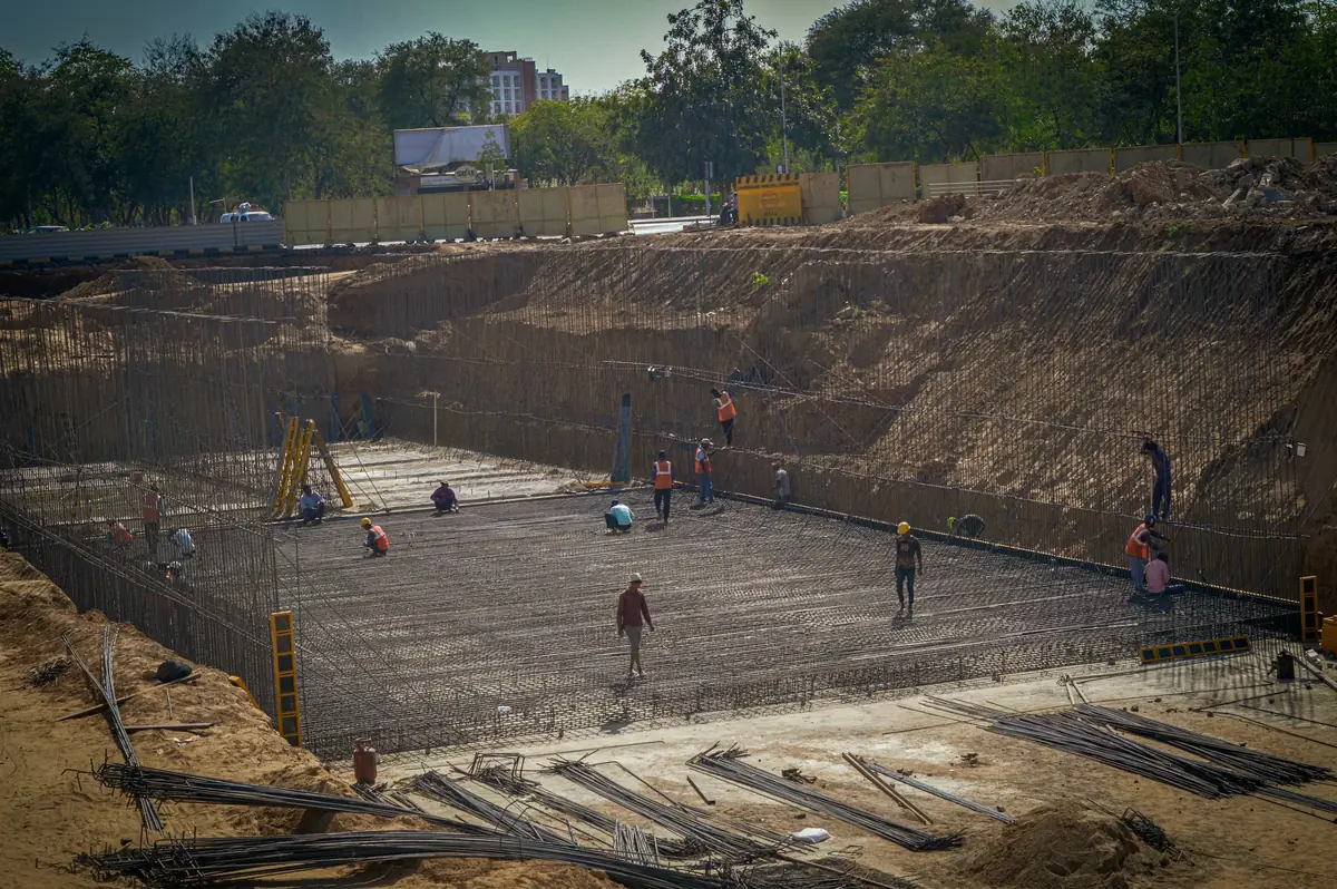 Grande fouille terrassée, fond garni d’un ferraillage avant le coulage du béton