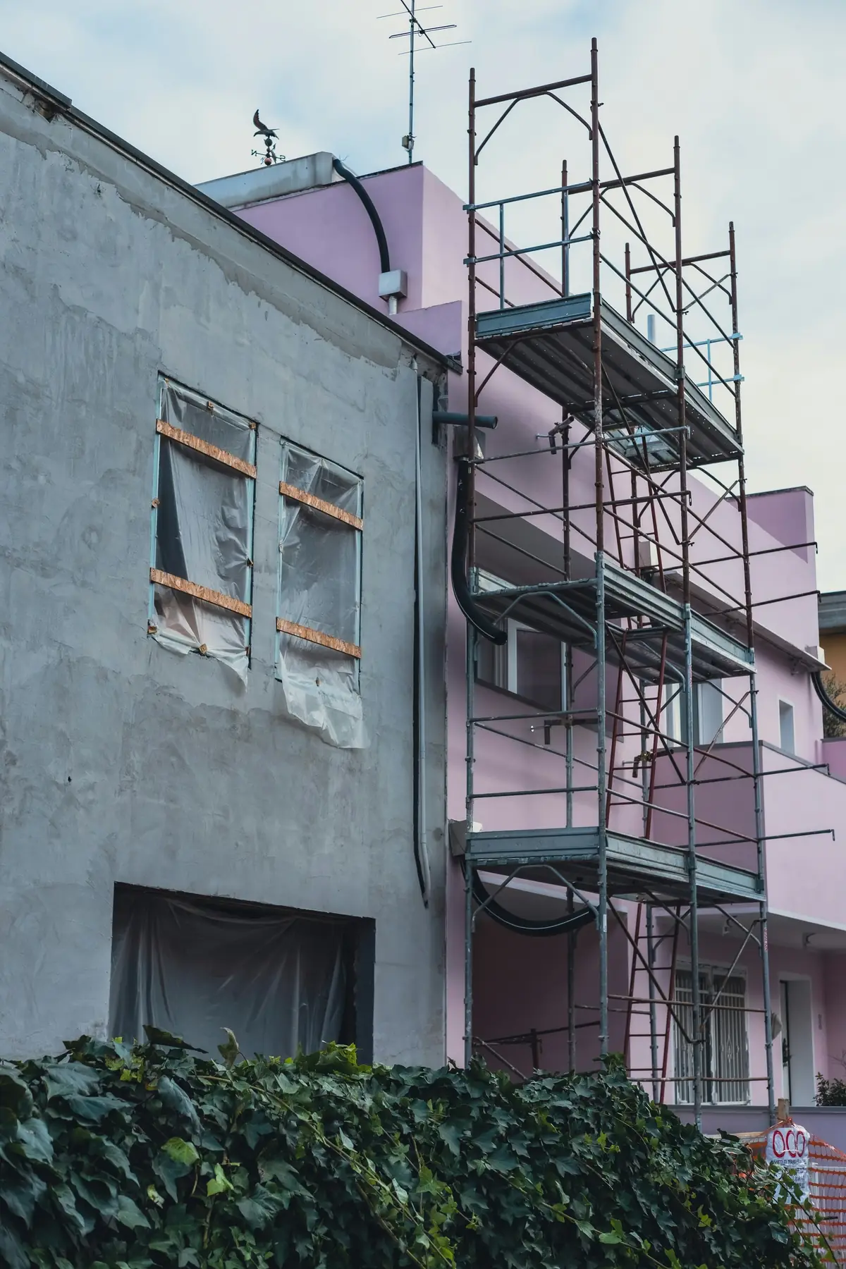 Maison sous échafaudage, façade en travaux