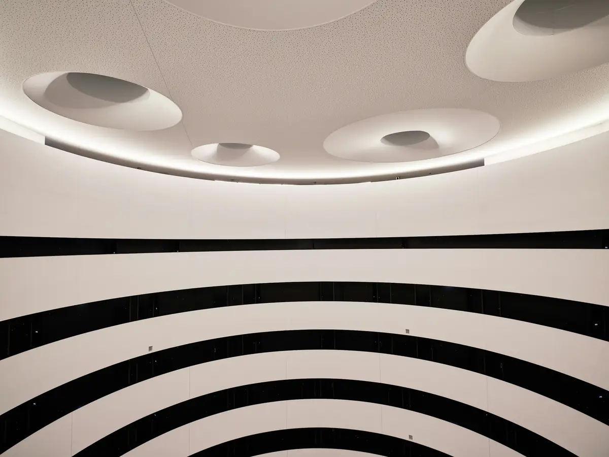 Plafond blanc aux courbes continues percé d’ouvertures circulaires lumineuses